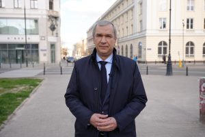 Zdjęcie przedstawia Pawła Łatuszkę stojącego na ulicach Warszawy